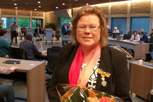 Koninklijke onderscheiding Annette Valent bij afscheid raad