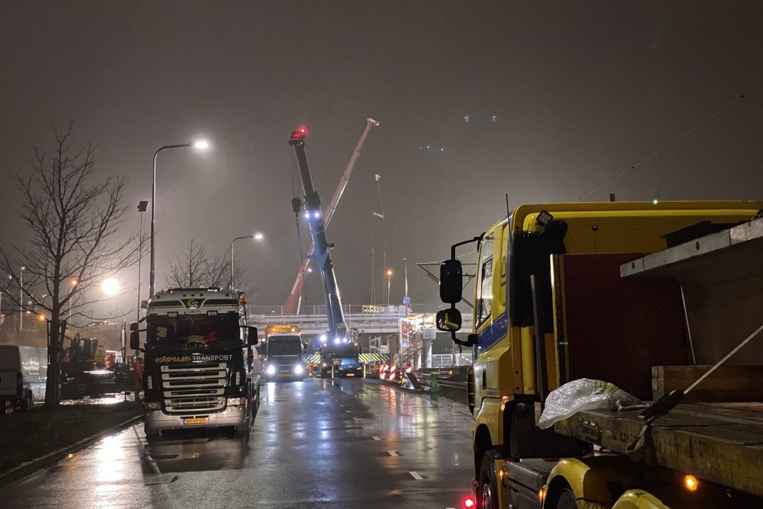 Wegdekken viaduct Ouderkerkerlaan liggen op hun plek