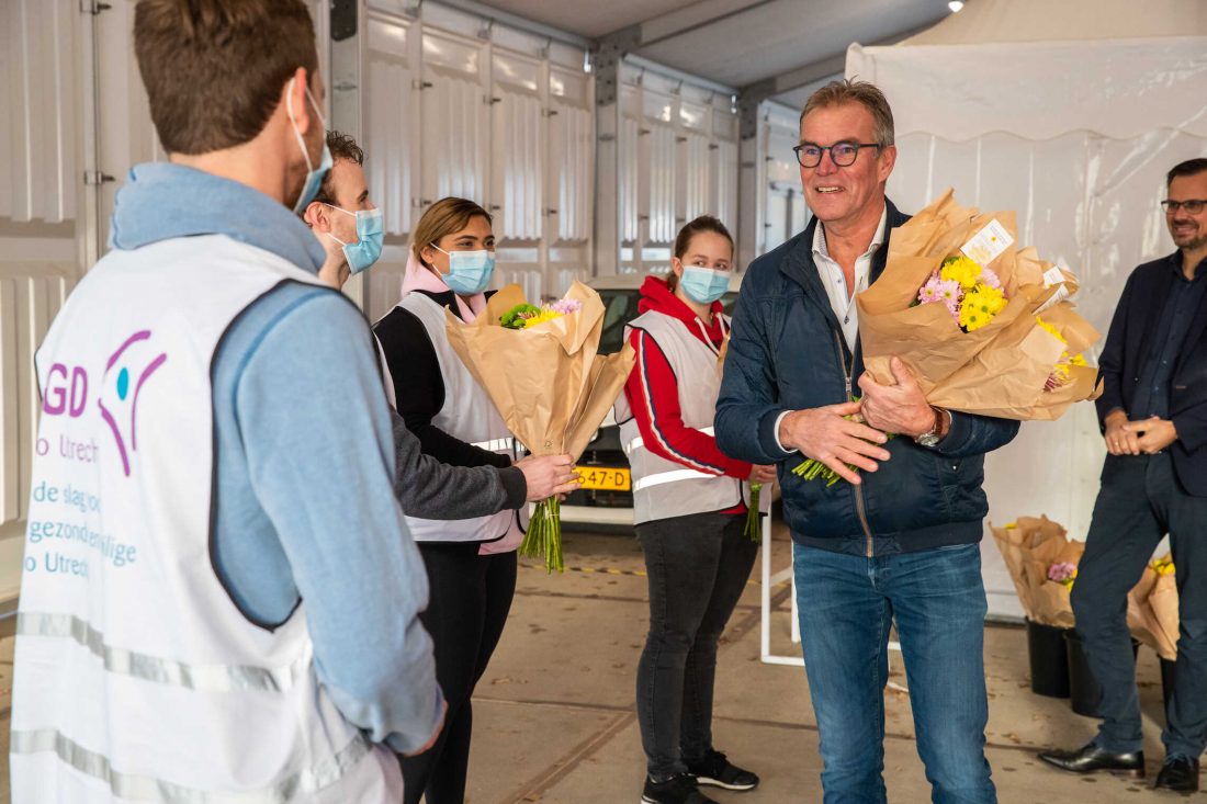 Een vrolijke vrijdag de dertiende voor GGD-teststraatmedewerkers door geluksbloem chrysant