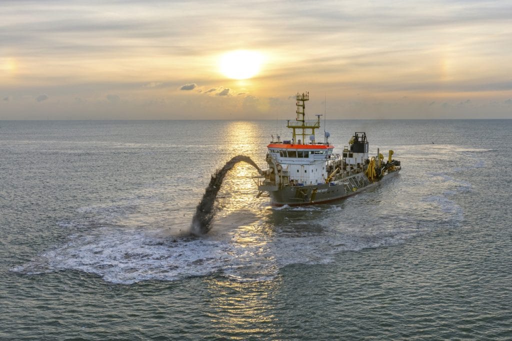 De sleephopperzuiger Shoreway, een middelgroot baggerschip van Boskalis, aan het werk bij Petten.