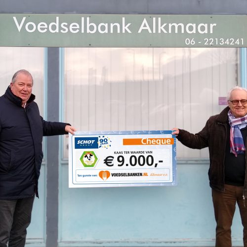 overhandigen cheque door Gijs Schot aan voedselbanken