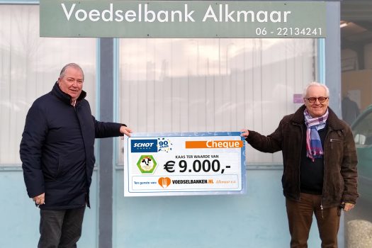 overhandigen cheque door Gijs Schot aan voedselbanken