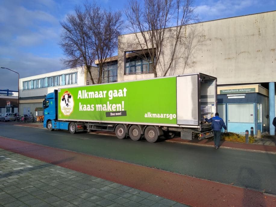 De 300 kilo Alkmaars Goud kaas is inmiddels met een speciale koelwagen van Dailycool afgeleverd bij de Voedselbank in Alkmaar. Aanvullend is er ook nog 450 kilo kaas afgeleverd bij de voedselbank in Leeuwarden en Heerenveen.