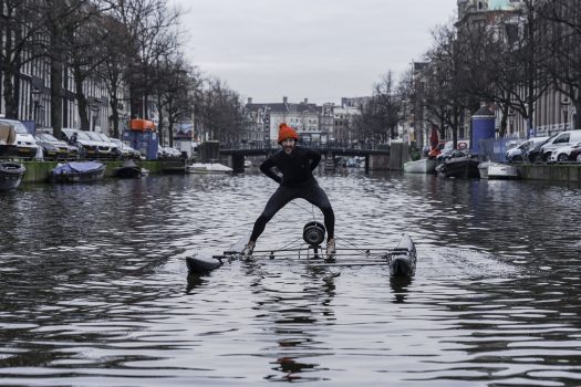 Kunstenaar Frankey schaatst Keizersrace op Amsterdamse grachten