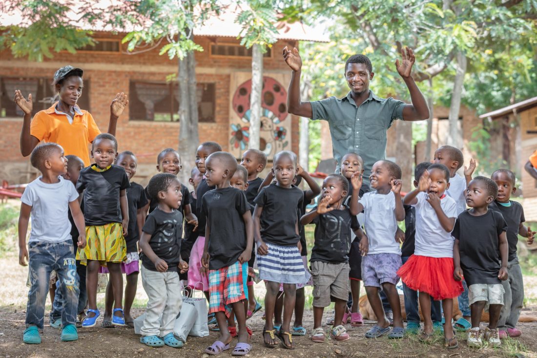 Koffers vol IAMMOZI shirts wachten al 365 dagen op reis Malawi