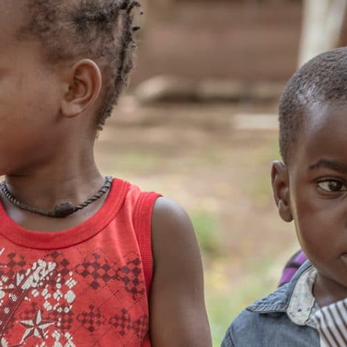 Koffers vol shirts wachten al 365 dagen op een reis naar Malawi