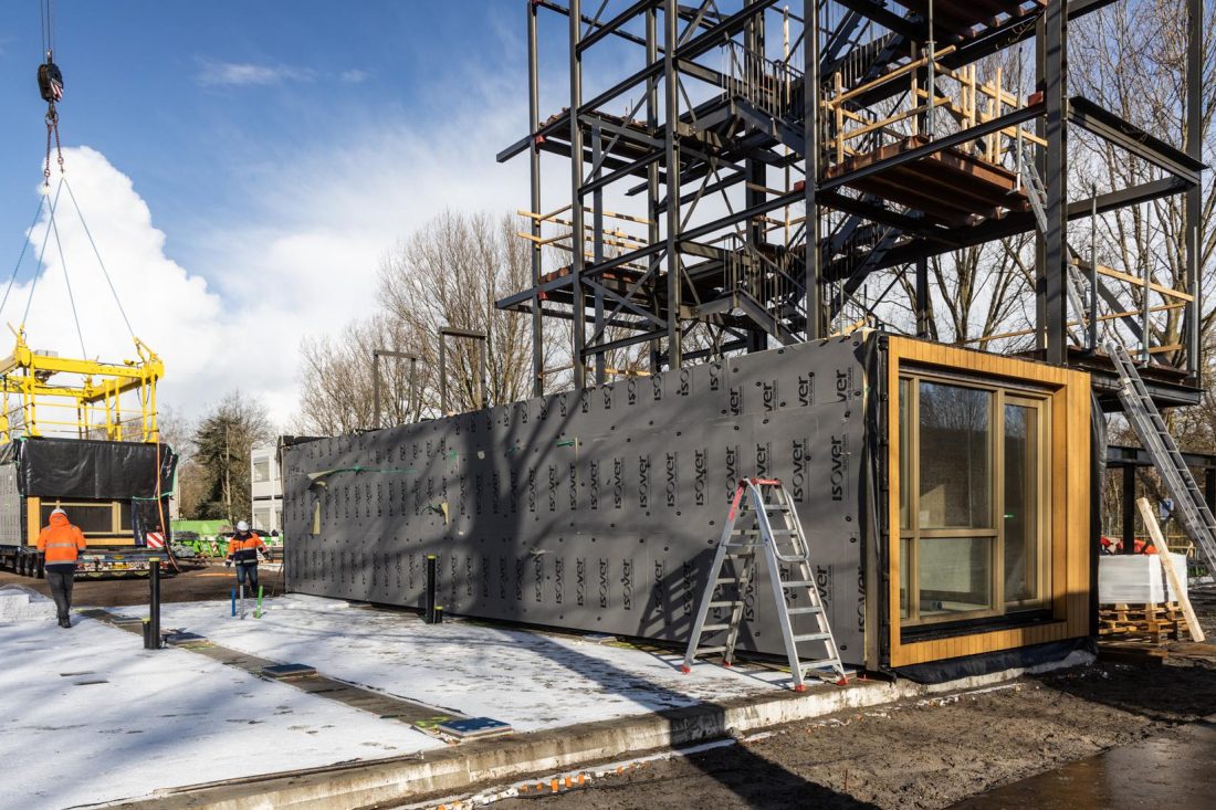 Eerste houtbouwappartementen M'DAM geplaatst