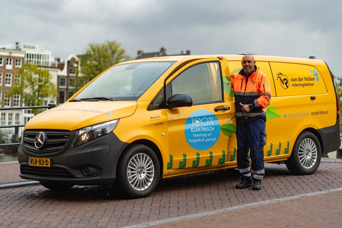 Rioned en Van der Velden rioleringsbeheer introduceren ’s werelds eerste elektrische lange range bus met elektrische hogedrukpomp