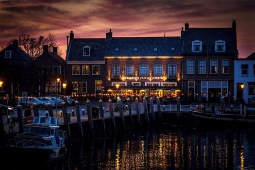 Vier de week van de kreeft in de haven van Willemstad Kreeftenweek in Willemstad met drijf-through en live muziek