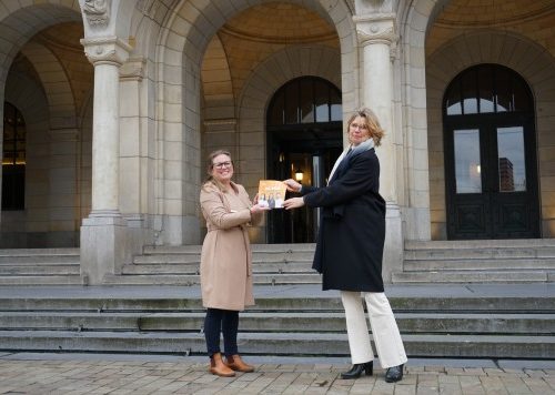 Wethouder Economie Roos Vermeij neemt CIC impact report in ontvangst 