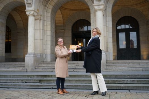 Wethouder Economie Roos Vermeij neemt CIC impact report in ontvangst 