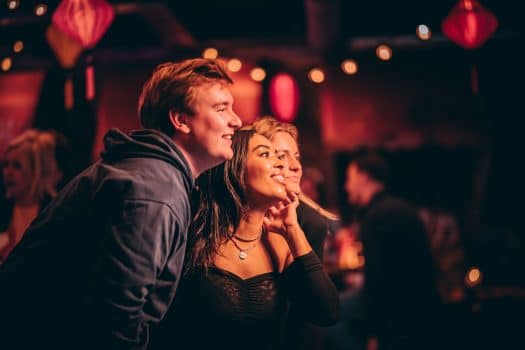 Mooie Boules opent Dikke Mic Karaoke Bar in Rotterdam