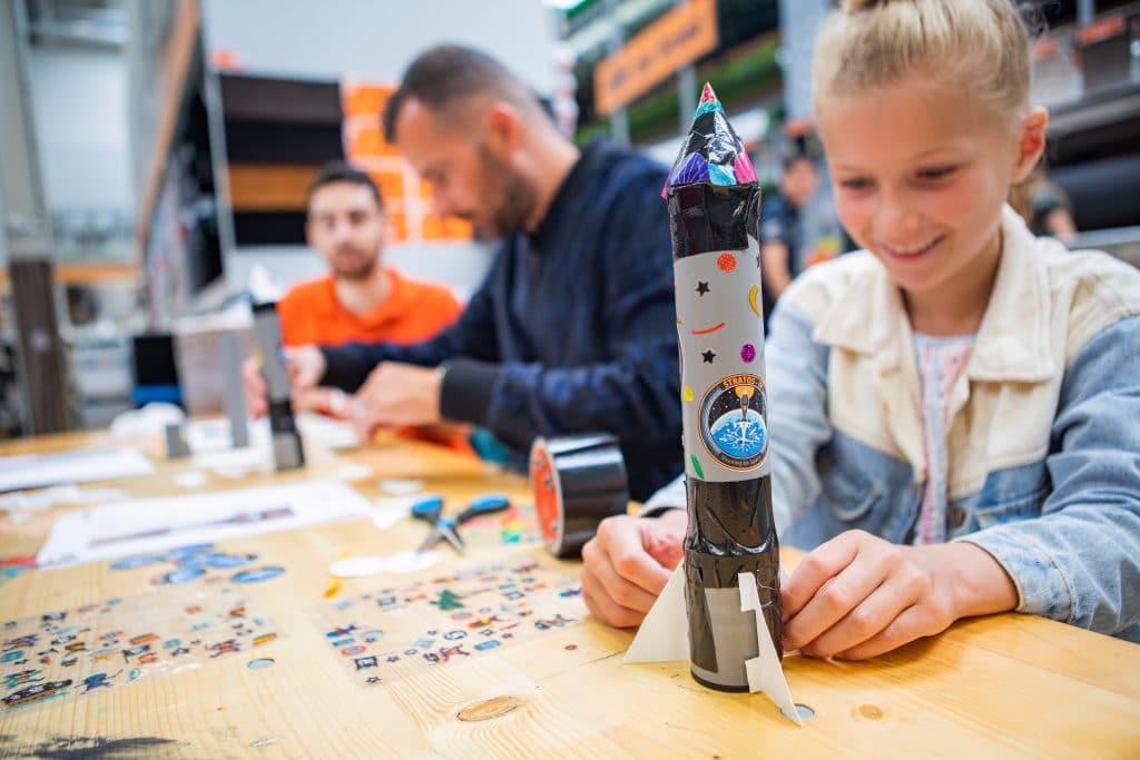 Raketten bouwen bij HORNBACH Duiven tijdens Kinderwerkplaats