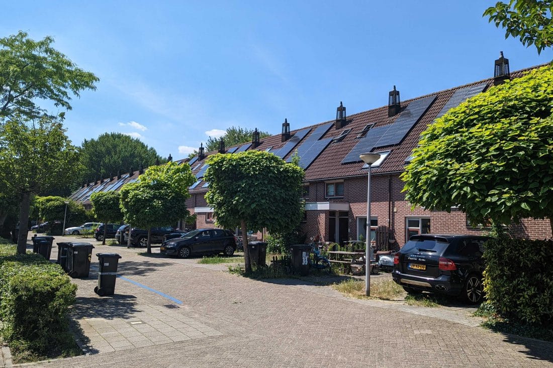 Zonneplan plaatst zonnepanelen op vijfhonderdste Vesteda-woning