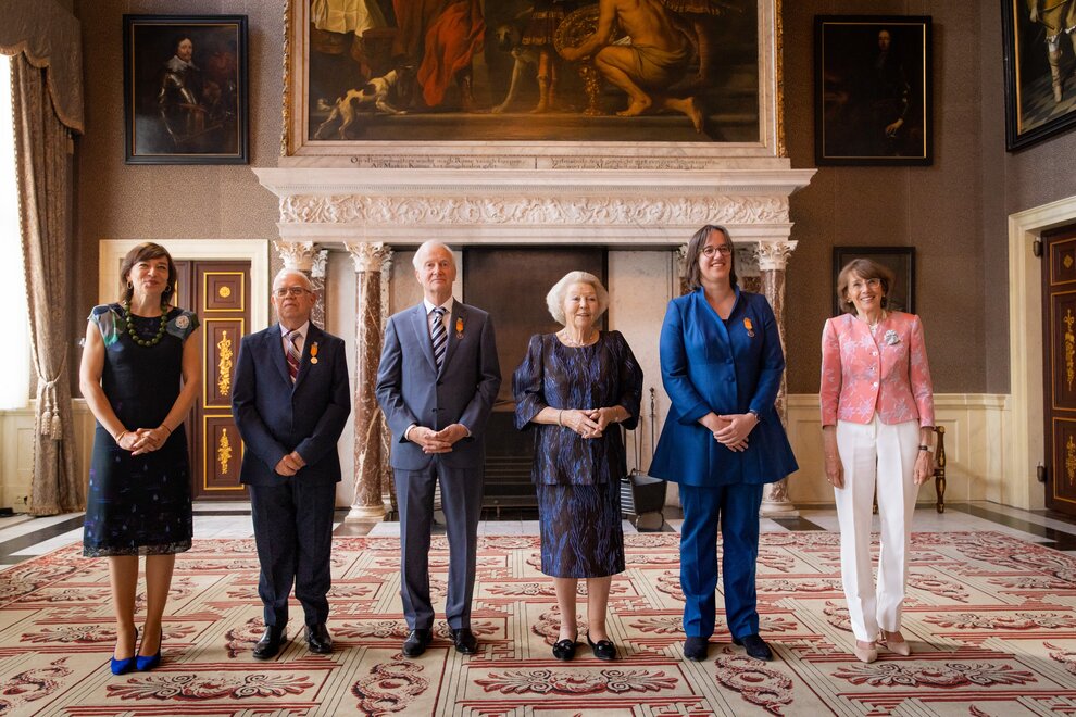 Prinses Beatrix reikt Zilveren Anjer uit aan Daphne Wassink, Klaas Post en Adolf Kock