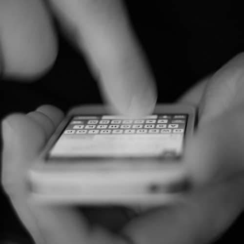 Zeventien procent werkenden voelt zich verplicht bereikbaar te zijn op vakantie