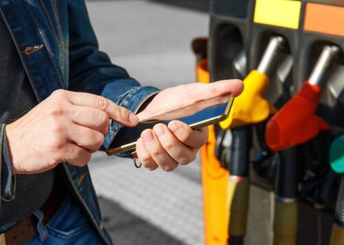 Zakelijke rijder past tankgedrag aan