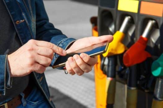 Zakelijke rijder past tankgedrag aan