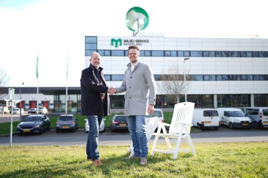 Tuinmeubelshop laat volkunststof tuinmeubelen recyclen door Milieu Service Nederland