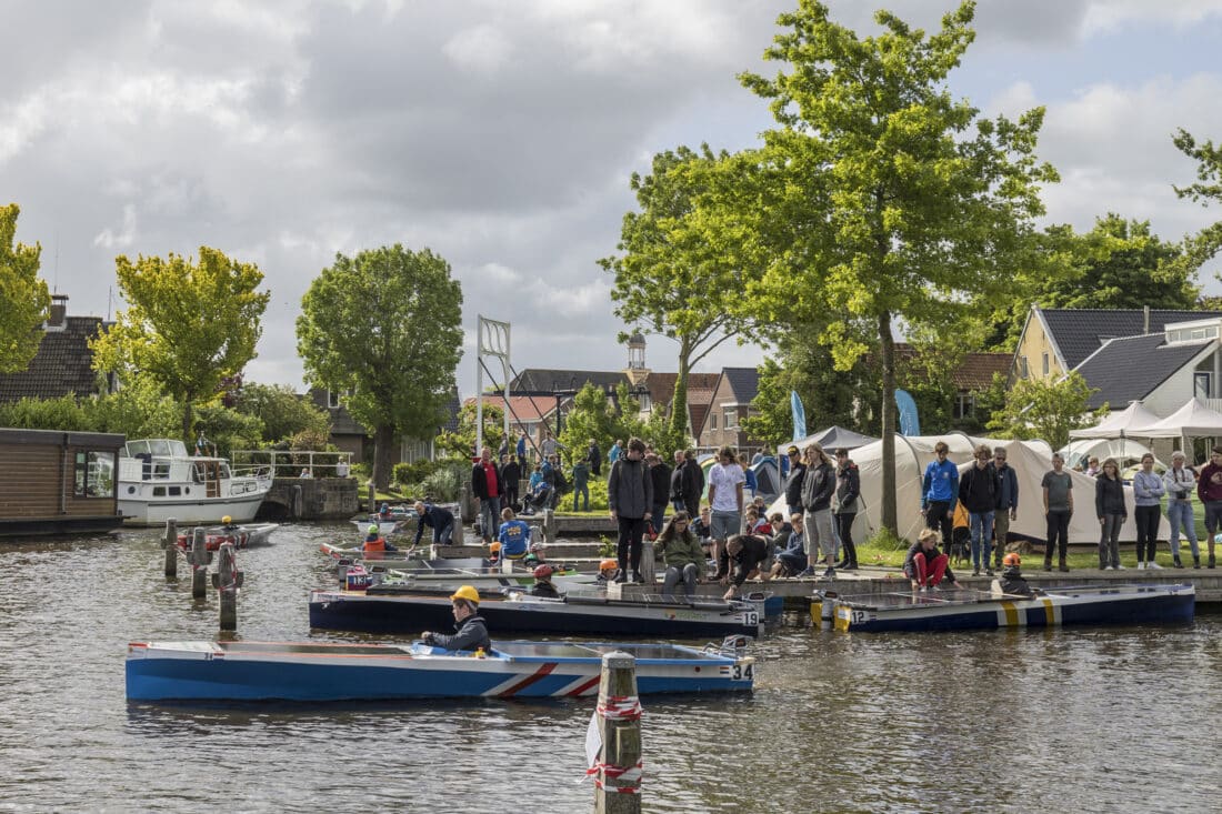 Duurzame boten op zonne-energie varen eerste wedstrijd in Den Helder