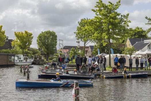 Duurzame boten op zonne-energie varen eerste wedstrijd in Den Helder