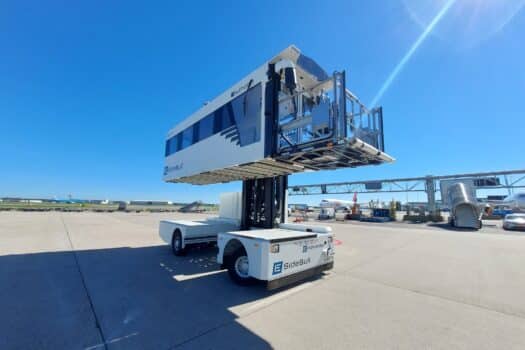Axxicom Airport Caddy test volledig elektrische ambulift voor boarden passagiers in vliegtuig