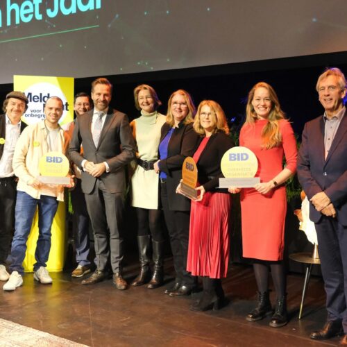 Team Fiets (Ministerie IenW) & Team Stedelijke Innovatie Amsterdam winnen ‘De Meest Positieve Overheidsorganisatie van het Jaar’ award