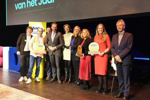 Team Fiets (Ministerie IenW) & Team Stedelijke Innovatie Amsterdam winnen ‘De Meest Positieve Overheidsorganisatie van het Jaar’ award