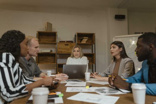 Door, onder meer, de krapte op de arbeidsmarkt hebben ambitieuze werknemers snel de neiging om naar een ander bedrijf te gaan.