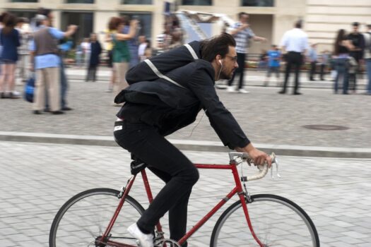 Meer dan helft Nederlanders gebruikt headset en oortjes in het verkeer