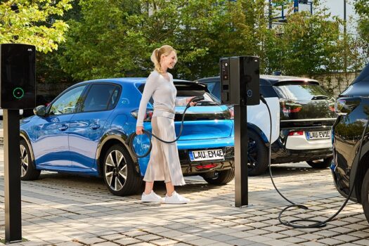 Wallbox lanceert de eM4 EV-lader voor publieke ruimtes