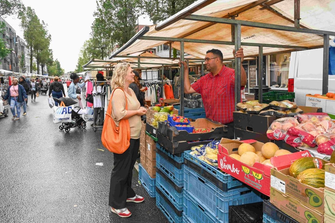 De Dappermarkt krijgt een nieuwe opzet die zorgt voor een aantrekkelijker en overzichtelijker marktbeeld, waarbij de ontmoetingsfunctie wordt versterkt. Het stadsdeel wil het authentieke karakter van de markt behouden, maar vernieuwing is nodig om de aantrekkingskracht te vergroten en het profiel in balans te houden. Samen met marktondernemers en lokale winkels wordt gekeken naar manieren om de markt nieuw leven in te blazen.