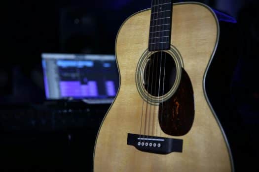 Muziek hoor je overal. Op de radio, in winkels en ook in films. Achter ieder muziekstuk zit een maker. Deze maker heeft rechten. Het auteursrecht is bedoeld om deze rechten te beschermen.