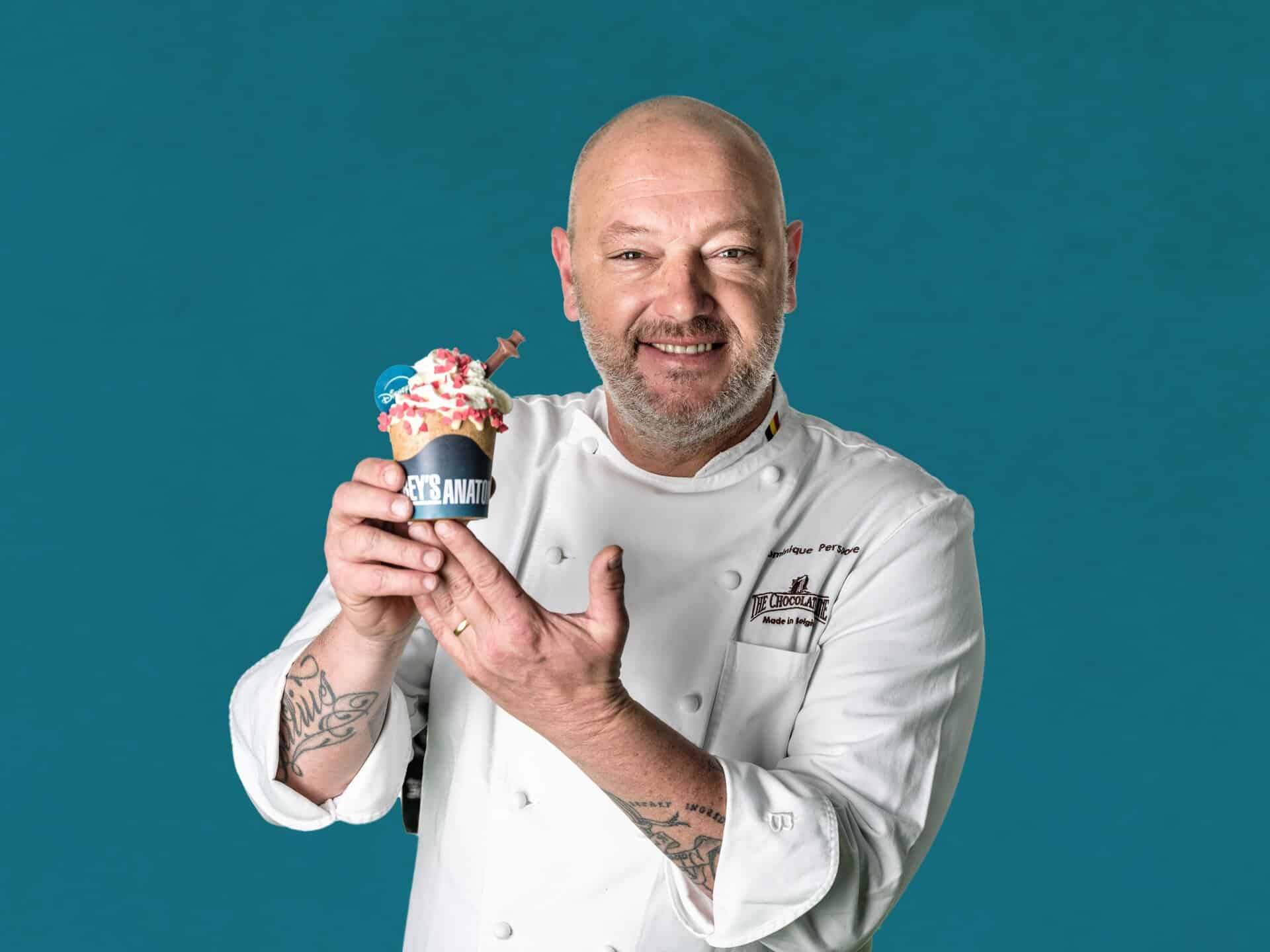 Disney+ trakteert op warme chocolademelk in hartje Amsterdam: opening Chocolate Stream Shop